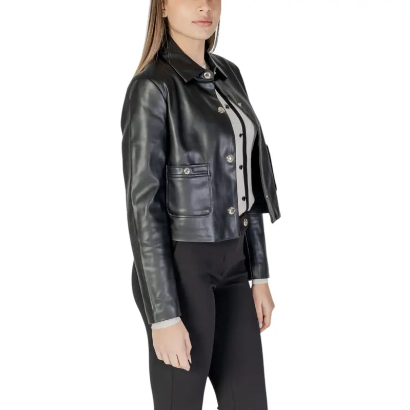 Schwarze, kurze Jacke aus Kunstleder mit silberfarbenen Knöpfen und aufgesetzten Taschen im Blazer-Stil aus Polyurethan.