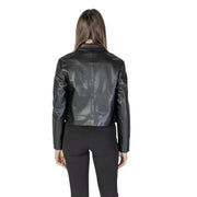 Schwarze Leder-Motorradjacke mit elegantem, glänzendem Finish und klassischem Kragen, kombiniert mit einem langen, schwarzen Polyurethan-Blazer mit Vordertaschen.