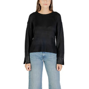 Schwarzer, langärmeliger Strickpullover mit Rundhalsausschnitt, gerippten Bündchen und silbernen Nieten