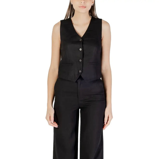 Women wearing black sleeveless linen viscose vest with matching wide-leg trousers