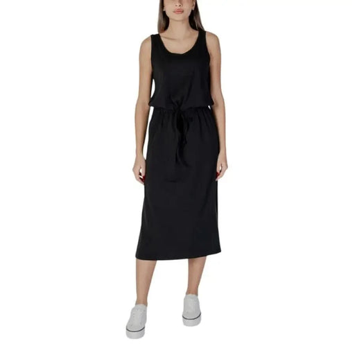 Schwarzes ärmelloses Midikleid, präsentiert in B.young Ärmelloses Kleid mit weißen Punkten
