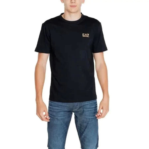 Schwarze EA7 Herren T-Shirt mit einem prominent auf der Brust prangenden goldenen EA7-Logo