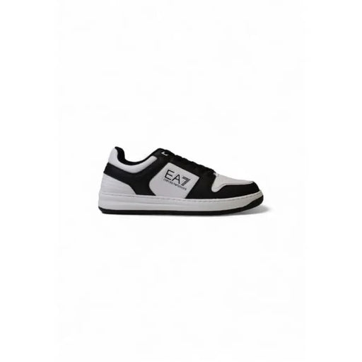 Der schwarz-weiße EA7-Sneaker ist in der EA7 Herren-Kollektion in Weiß zu sehen. Sneakers mit Schnürsenkeln