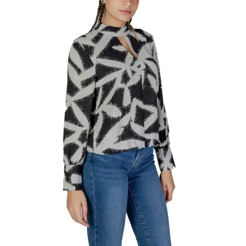 Black and white geometric patterned blouse with long sleeves by Jacqueline De Yong