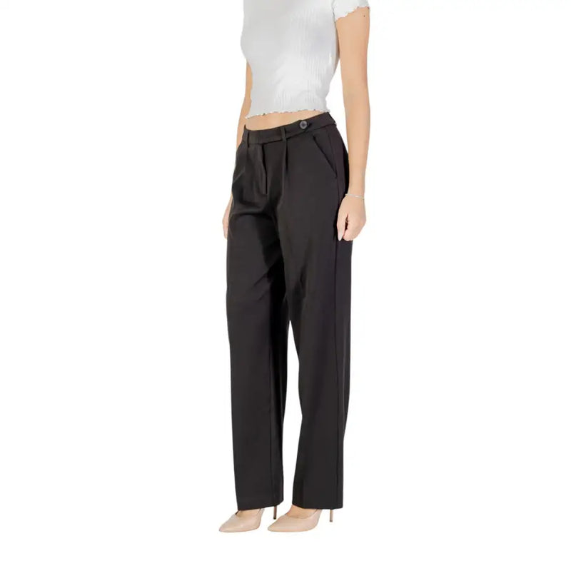 Black zip-front high-waisted trousers for women, straight-leg cut with pleats