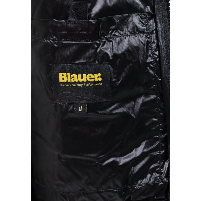 Innenansicht einer schwarzen Polyamid-Steppjacke mit gelbem blauer Markenlabel und Größenangabe für Herren