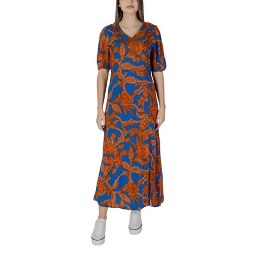 Blaues und oranges geblümtes Maxikleid von B.young Geblümtes Kleid mit V-Ausschnitt in Braun, 100 % Viskose