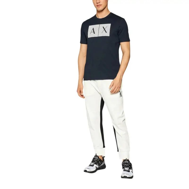Marineblaues Kurzarm-T-Shirt mit weißem, geometrischem AX-Logo auf der Brust für lässige Anlässe