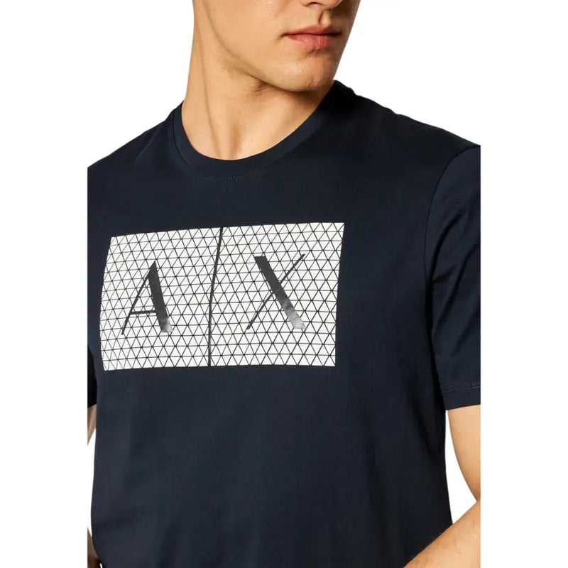 Dunkelblaues Kurzarm-T-Shirt mit auffälligem weißen Axt-Logo und geometrischem Dreiecksmuster auf der Vorderseite