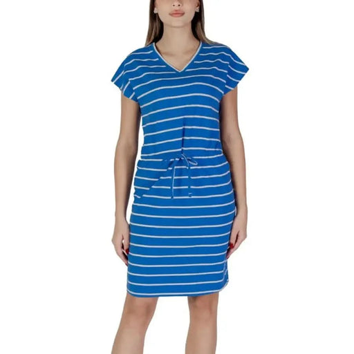blau-weiß gestreiftes Kleid, das in B.young Kurzes, orangefarbenes Damenkleid mit V-Ausschnitt