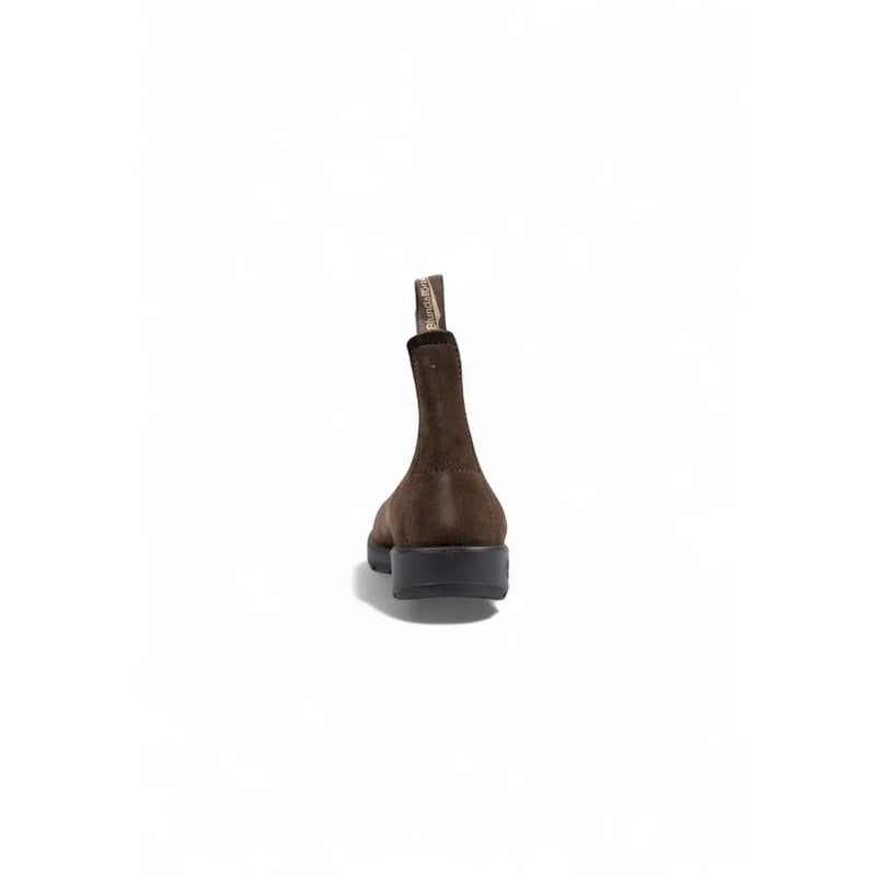 Brown suede Blundstone men leather Chelsea boot with black rubber sole and pull tab at the back showing rear view