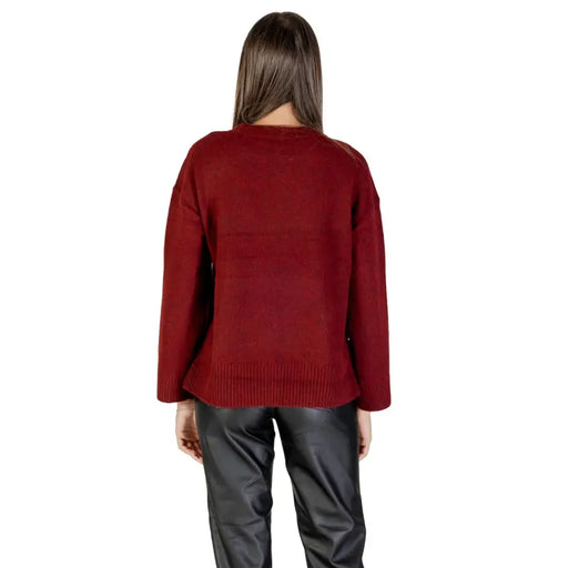 Women wearing Bordeaux long knitwear with black leather-look trousers for fall winter fashion
