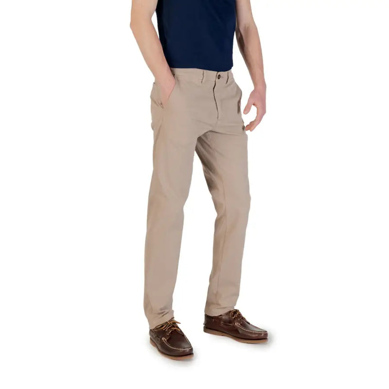 Men’s khaki cotton elastane trousers with brown boat shoes for spring summer style