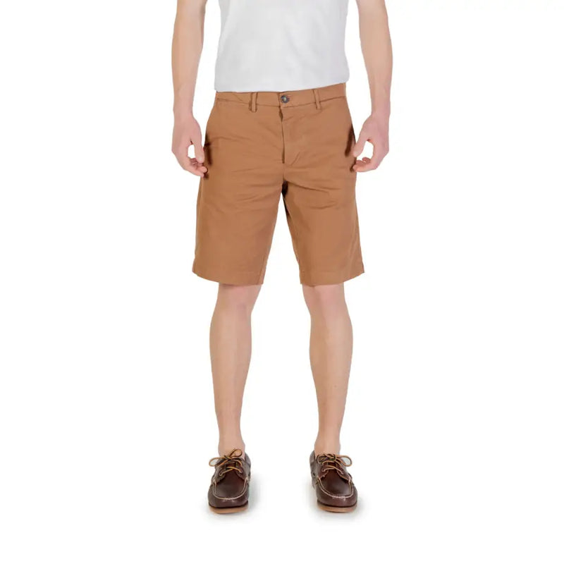Brown chino shorts with button fly and pockets, made of cotton.