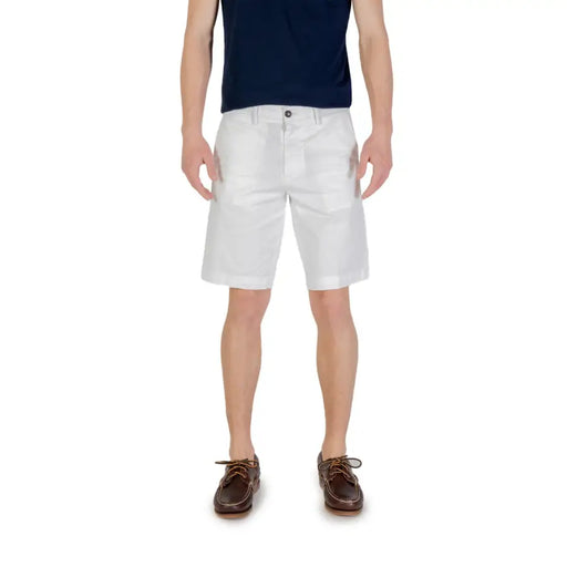 White linen shorts with button fly and pockets, classic style.