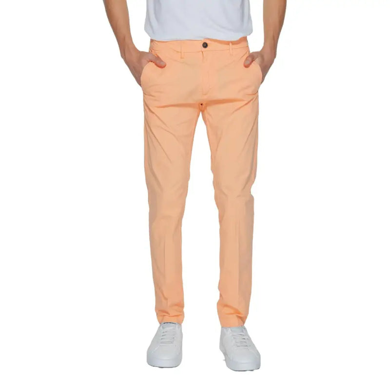 Knackig-pfirsichfarbene, schmal geschnittene Chino-Hose mit klassischem Knopfverschluss von Borghese Herrenhosenkollektion
