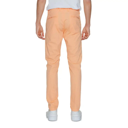 Borghese Pfirsichfarbene, schmal geschnittene Chino-Herrenhose mit dezenter Struktur und sichtbaren Nähten für formelle Anlässe