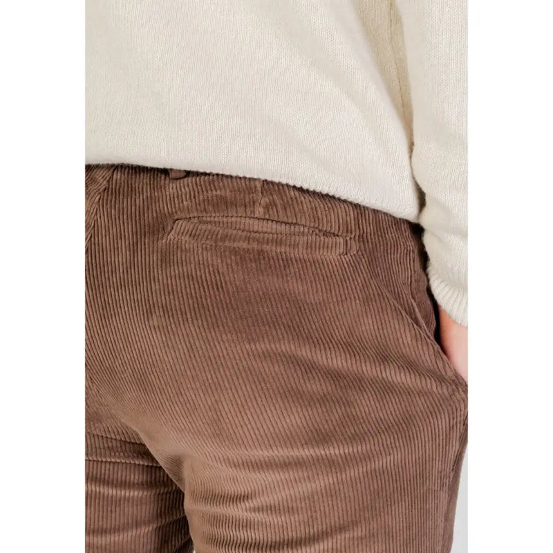 Braune Cordhose mit dezenter Rippstruktur und klassischem Gesäßtaschen-Design, von hinten gezeigt von Borghese