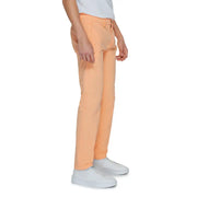 Ein Paar pfirsichfarbene Slim-Fit-Schuhe Borghese Herrenhose aus glattem Baumwollmischgewebe