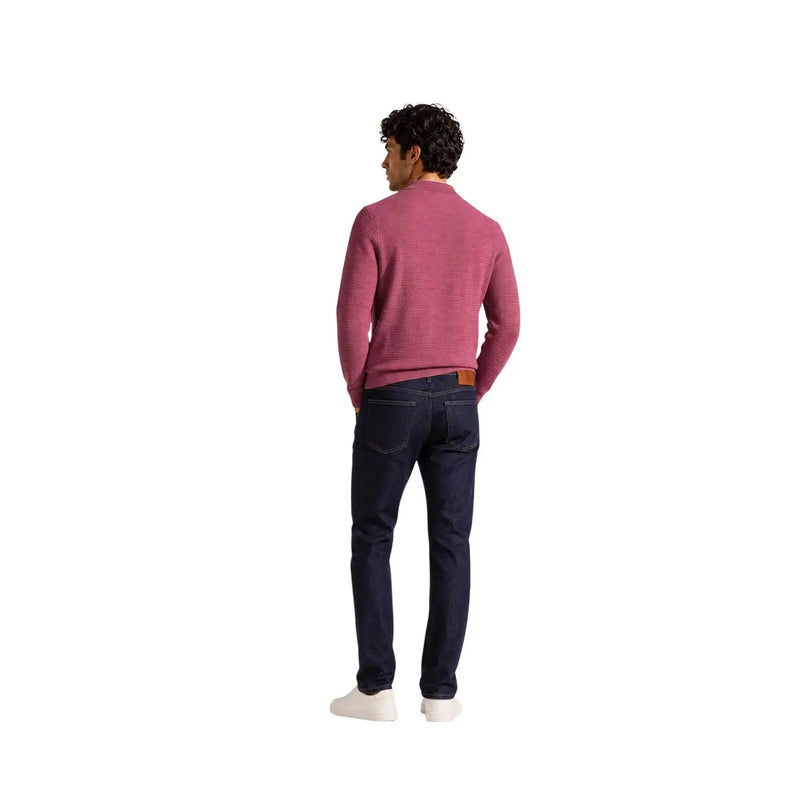Boss Kaschmirpullover für Herren in strukturiertem Rosa mit gerippten Bündchen und Saum, getragen von Model