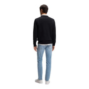 Schwarzer Kaschmirpullover Kanovano von Boss für Herren, getragen über einem weißen Hemd mit Kragen und hellblauen Jeans (Vorderansicht)