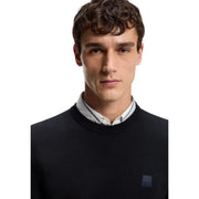 Boss Kaschmirpullover Kanovano für Herren in Schwarz mit geripptem Rundhalsausschnitt und dunkelblauem Logo-Patch, Vorderansicht