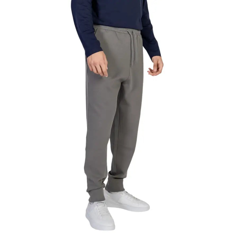 Men’s grey cotton stretch trousers paired with a navy long-sleeved shirt for Fall Winter