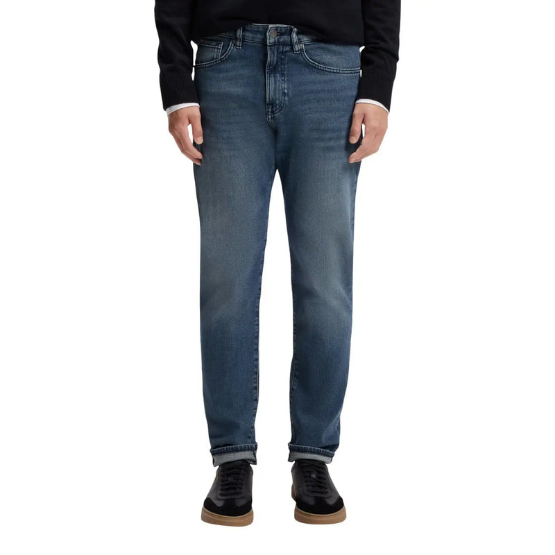 Boss Jeans Herrenjeans in Blau mit klassischem geradem Bein und umgeschlagenen Säumen, Vorderansicht