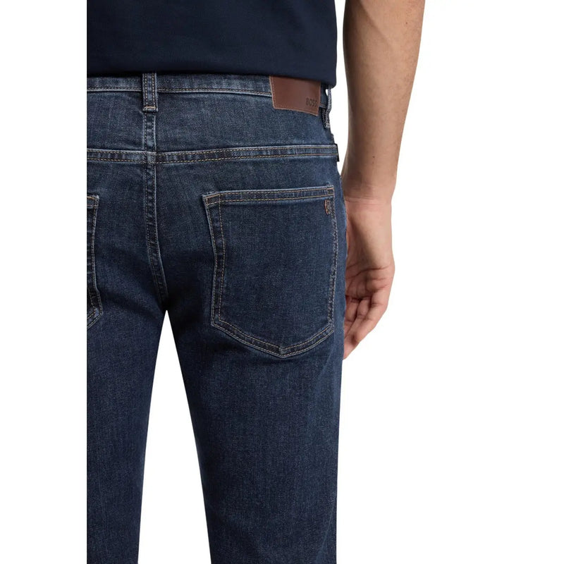 Boss Jeans Delaware für Herren aus dunkelblauem Denim mit braunem Leder-Markenpatch, Rückansicht