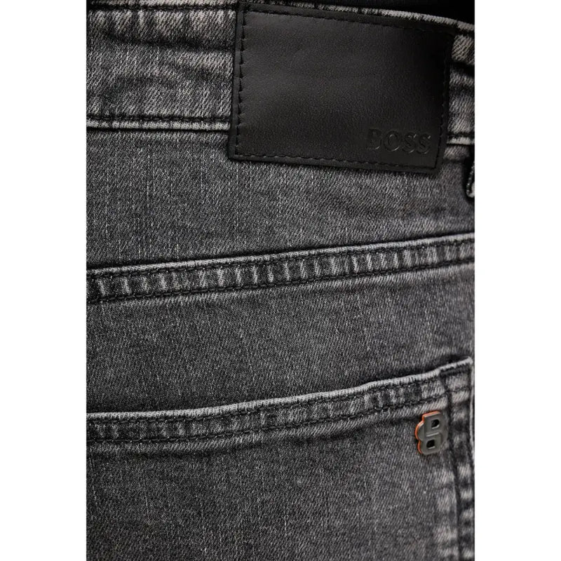 Schwarze Denim Boss Herrenjeans aus grauem Baumwoll-Stretchmaterial, schmale Passform mit dezenter Waschung und schwarzem Leder-Markenpatch auf der Rückseite