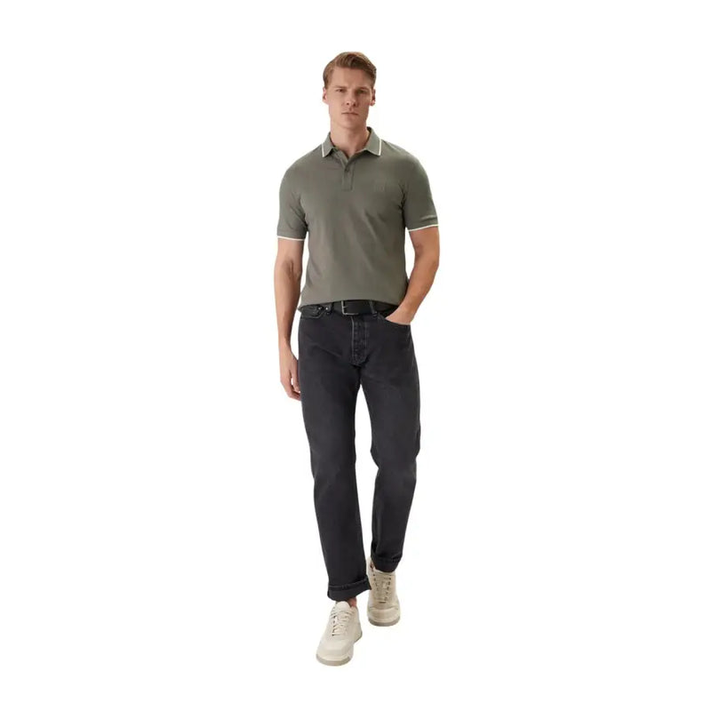 Olivgrünes Boss Herren-Poloshirt mit weißem Besatz an Kragen und Ärmeln, aus Baumwoll-Elastan, Kurzarm
