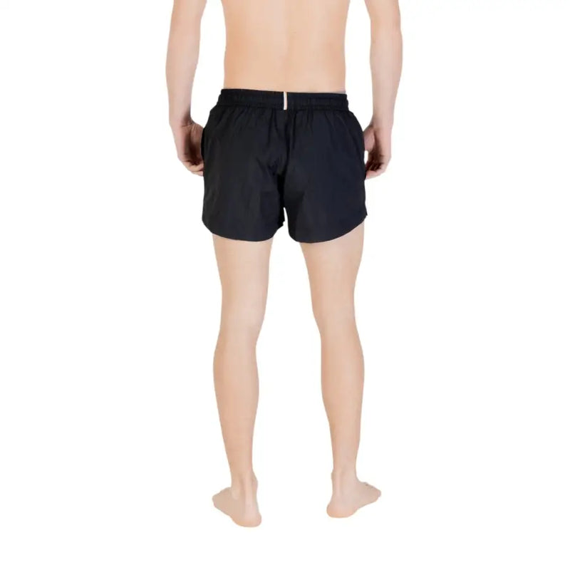 Rückansicht der schwarzen Polyamid-Badehose von Boss Men mit Schnürung, elastischem Bund und weißem Etikett.