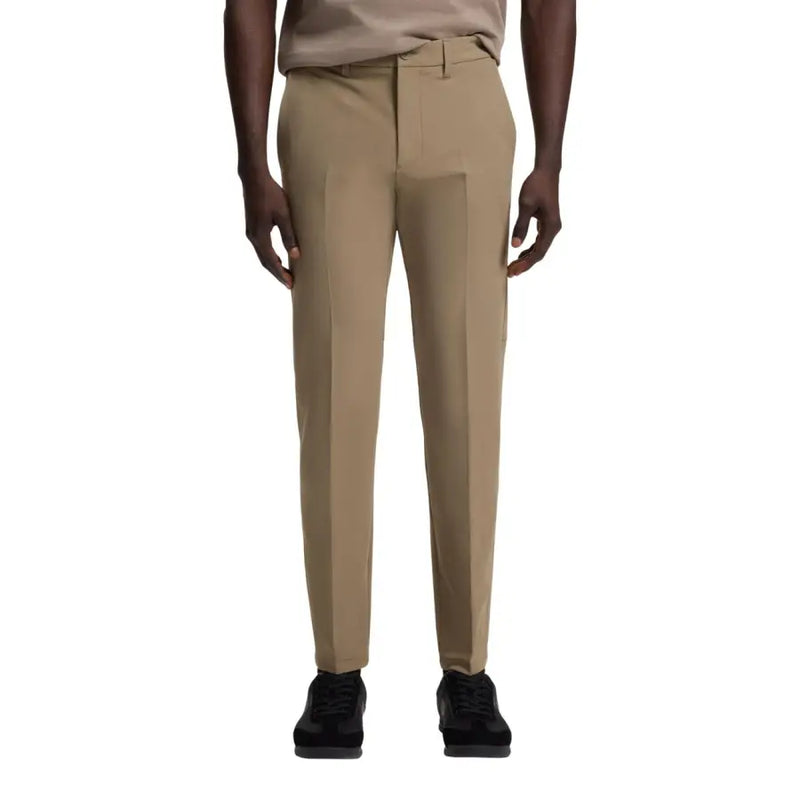 Khakifarbene, schmal geschnittene Herrenhose von Boss aus glattem, hochwertigem Stoff, ideal für formelle Anlässe und Business-Kleidung