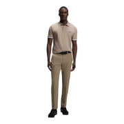 Beige Hugo Boss Poloshirt mit weißem Besatz und dezentem Brustlogo, kombiniert mit Boss Herrenhose