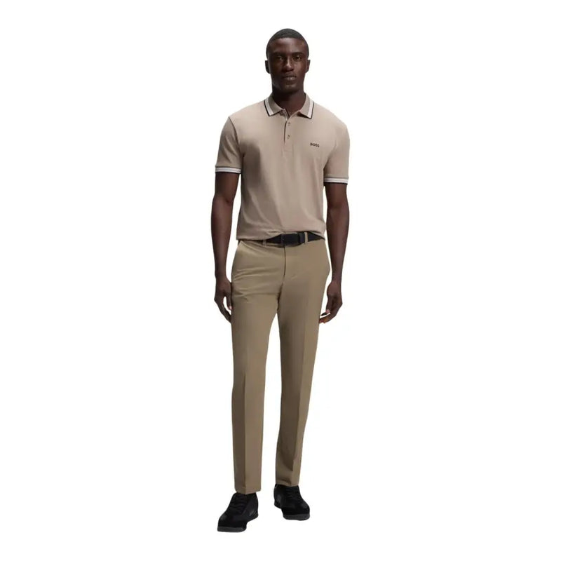 Beige Hugo Boss Poloshirt mit weißem Besatz und dezentem Brustlogo, kombiniert mit Boss Herrenhose
