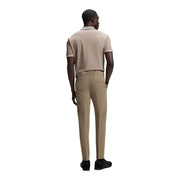 Beigefarbenes Kurzarm-Poloshirt mit weißem Saum an Kragen und Manschetten, passend zur Hosenkollektion von Boss Men.