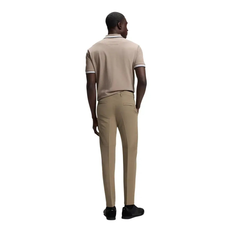 Beigefarbenes Kurzarm-Poloshirt mit weißem Saum an Kragen und Manschetten, passend zur Hosenkollektion von Boss Men.