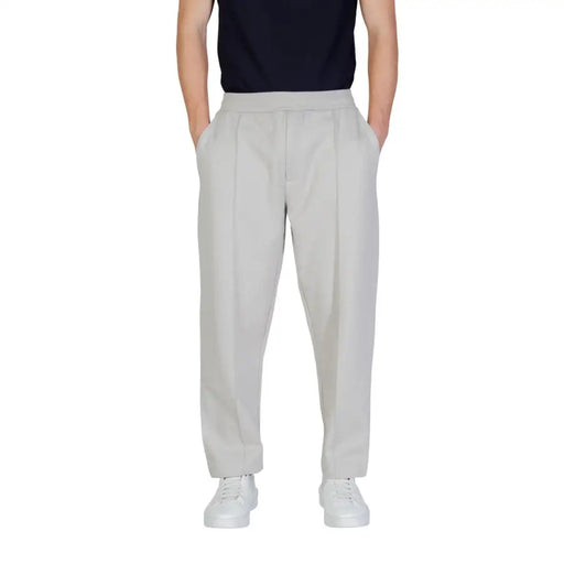 Boss men trousers light gray pleated straight-leg trousers made from smooth structured fabric