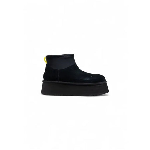 Schwarzer UGG-Wildlederstiefel mit dicker Plateausohle und gelber Zuglasche