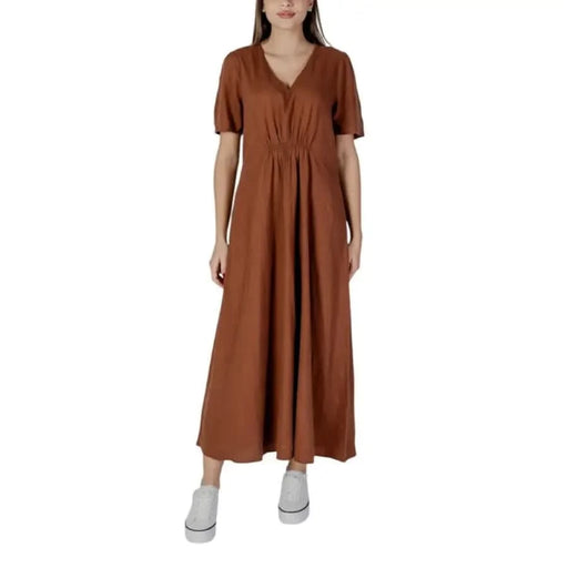 Braunes Maxikleid mit V-Ausschnitt, präsentiert im schwarzen kurzen Kleid mit V-Ausschnitt von B.young