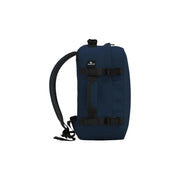 CabinZero Rucksack Classic für Herren in Marineblau mit schwarzen Schnallenverschlüssen und Riemen, Vorderansicht