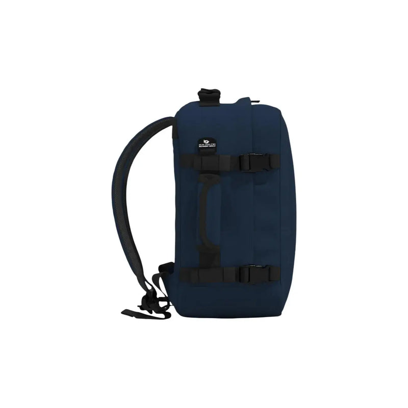 CabinZero Rucksack Classic für Herren in Marineblau mit schwarzen Schnallenverschlüssen und Riemen, Vorderansicht