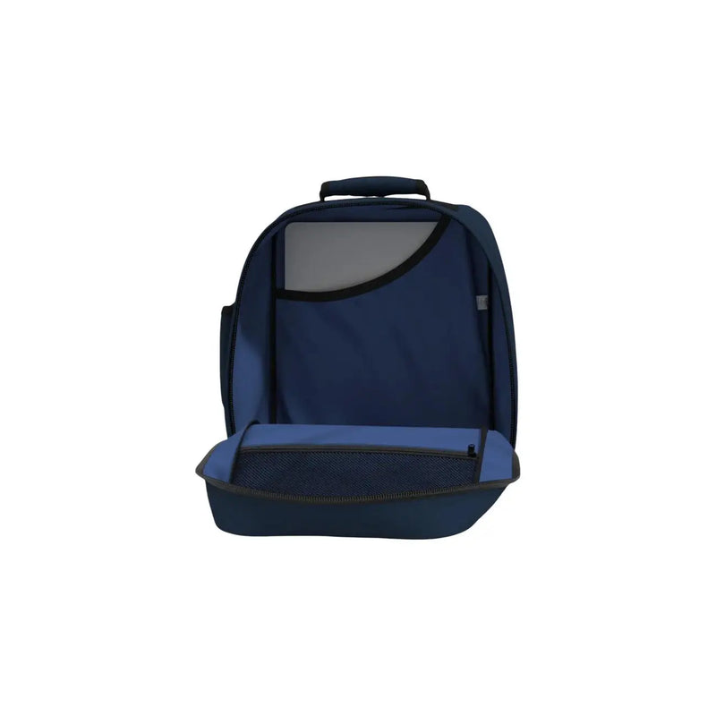 CabinZero Rucksack, klassischer Laptop-Rucksack für Herren in Marineblau mit netzgefüttertem Fach und schwarzem Besatz, Vorderansicht