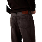 Calvin Klein Jean baggy pour homme en denim gris foncé avec poche arrière classique et étiquette de marque en cuir marron au dos