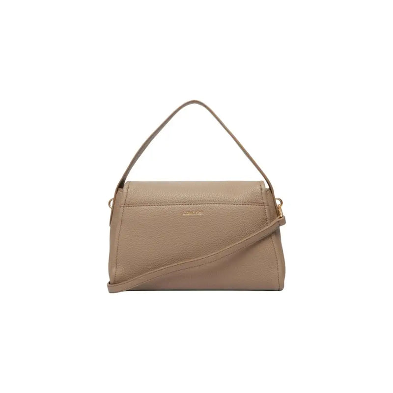 Calvin Klein beigefarbene Umhängetasche aus genarbtem Leder mit top Griff und goldfarbene Beschläge