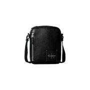 Calvin Klein Umhängetasche Bold Pebble für Damen aus schwarzem, strukturiertem Leder mit silberfarbenem Reißverschluss, Vorderansicht