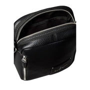 Calvin Klein Bold Pebble Crossbody-Tasche für Damen aus schwarzem, strukturiertem Leder mit silberfarbenen Reißverschlüssen und Markenlogo, Vorderansicht