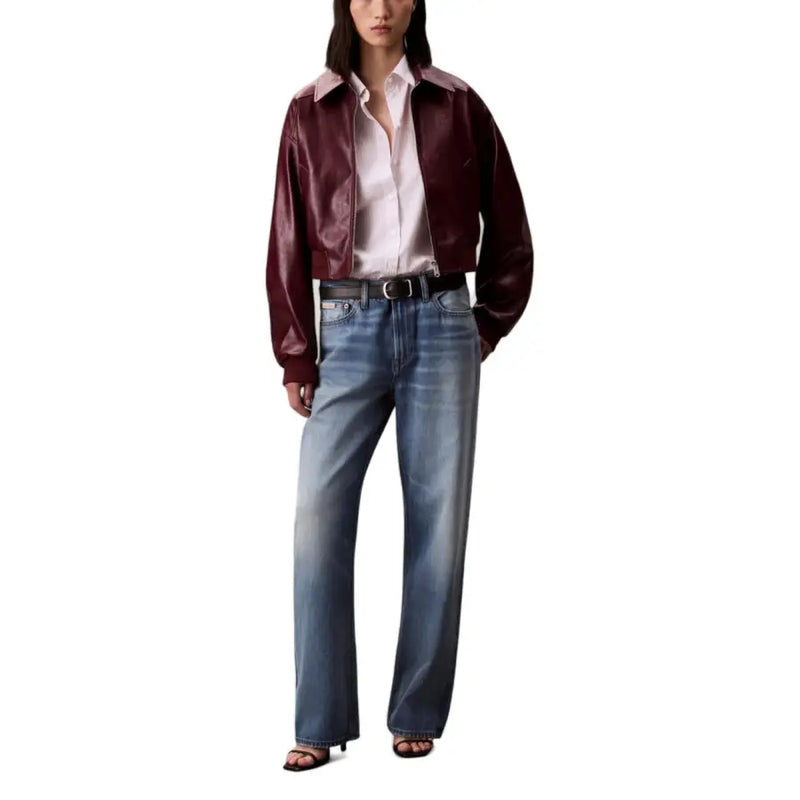 Calvin Klein Jeans Bordeaux women’s blazer in burgundy faux leather with a light pink contrasting collar and long zip front