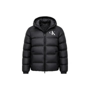 Calvin Klein Jeans Schwarze Herrenjacke mit Kapuze und weißem CK-Logo auf der Brust, Vorderansicht