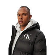Calvin Klein Jeans Schwarze Herrenjacke mit weißem CK-Logo und grauer, fleecegefütterter Kapuze, Vorderansicht
